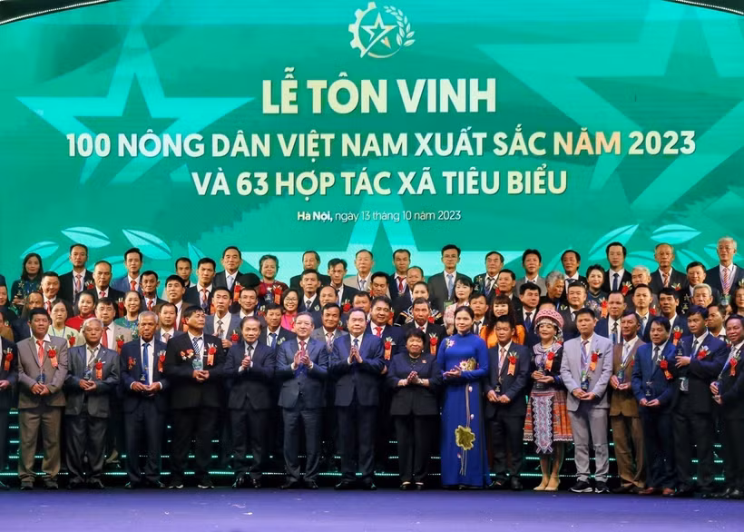 Lễ tôn vinh 100 nông dân Việt Nam xuất sắc năm 2023. (Ảnh: Tuấn Đức/TTXVN)