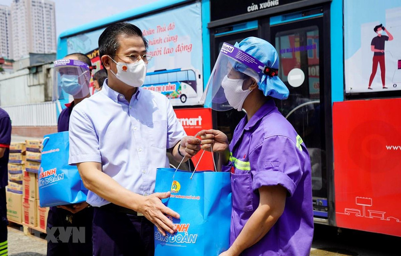 Trao tặng "Túi an sinh công đoàn" hỗ trợ người lao động yên tâm sản xuất. (Ảnh minh hoạ: TTXVN)