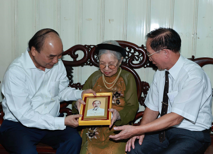 Chủ tịch nước Nguyễn Xuân Phúc đến thăm và tặng quà cho người có công. (Ảnh: Thống Nhất/TTXVN)