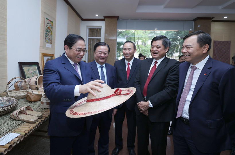 Thủ tướng Phạm Minh Chính xem trưng bày các sản phẩm nông nghiệp, thủ công mỹ nghệ. (Ảnh: Dương Giang/TTXVN)