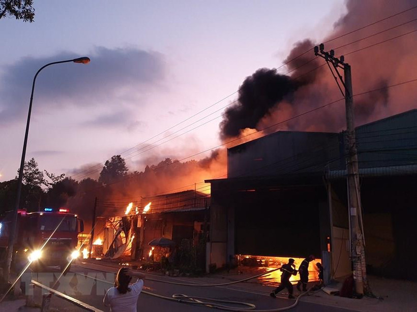 Một vụ cháy xảy ra tại Bình Dương. (Ảnh: TTXVN)