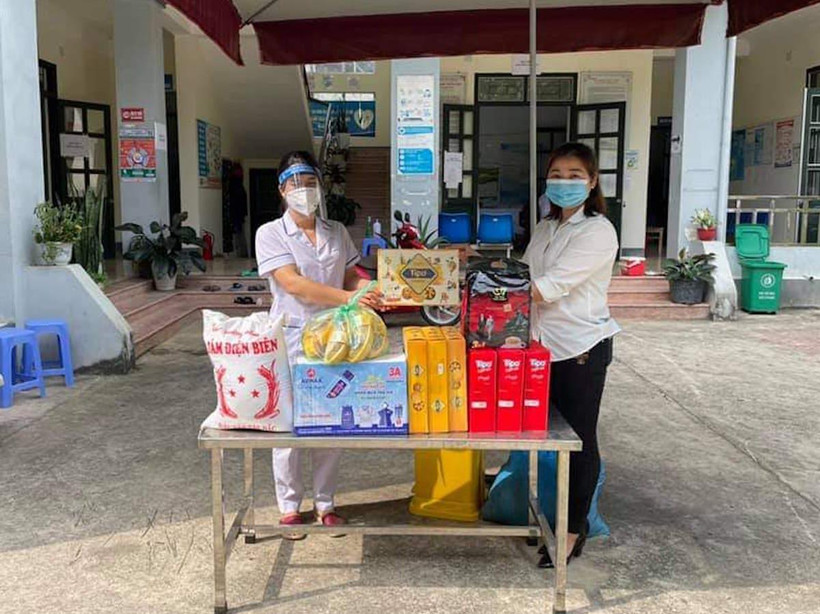 Trao phần quà hỗ trợ của Quỹ Bảo trợ trẻ em Việt Nam cho học sinh bị cách ly tại Điện Biên. (Ảnh: PV/Vietnam+)