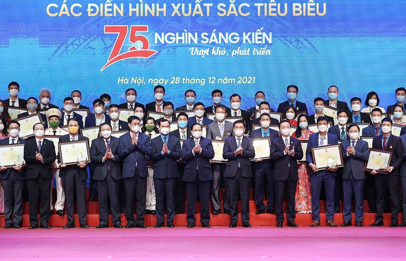 Thủ tướng Phạm Minh Chính với các điển hình xuất sắc tiêu biểu. (Ảnh: Dương Giang/TTXVN) 