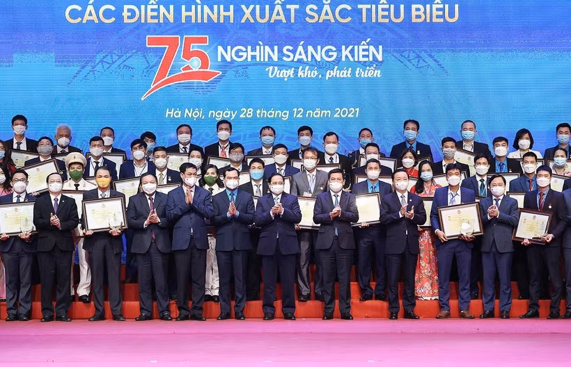 Thủ tướng Phạm Minh Chính với các điển hình xuất sắc tiêu biểu. (Ảnh: Dương Giang/TTXVN) 