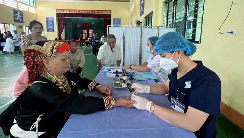 Chăm sóc sức khoẻ cho người cao tuổi. (Ảnh: TTXVN)