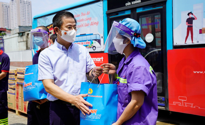 Trao tặng "Túi an sinh công đoàn" hỗ trợ người lao động yên tâm sản xuất. (Ảnh: TTXVN)