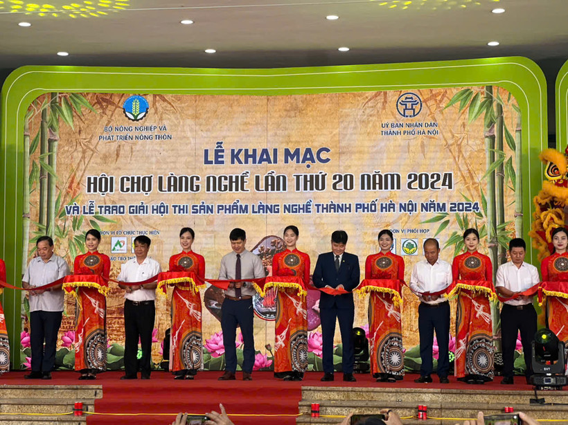 Khai mạc Hội chợ Làng nghề lần thứ 20. (Ảnh: PV/Vietnam+)