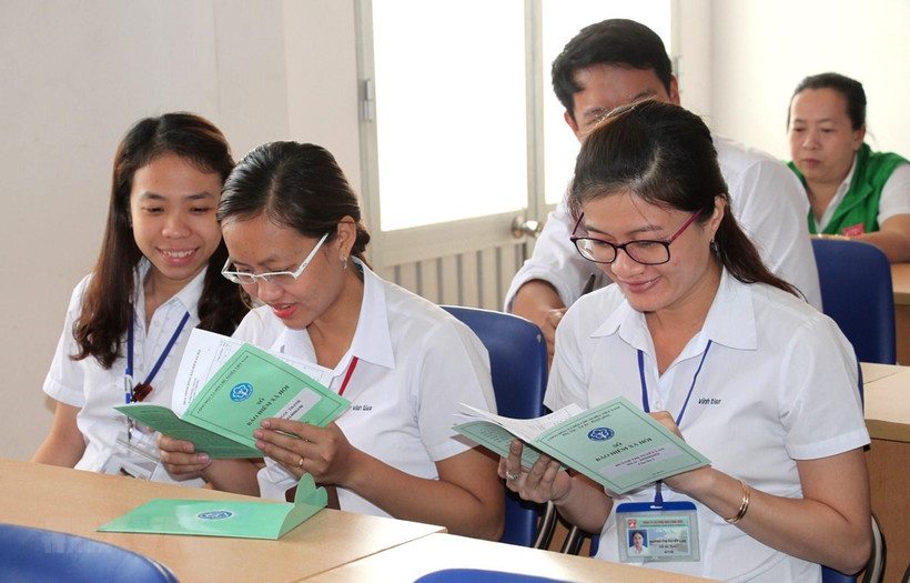 Người lao động kiểm tra quá trình đóng bảo hiểm xã hội. (Ảnh: PV/Vietnam+)