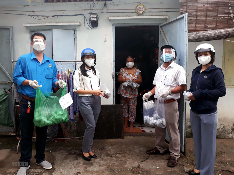 Hỗ trợ người dân tại các khu trọ có hoàn cảnh khó khăn. (Ảnh minh hoạ: Thanh Vũ/TTXVN)