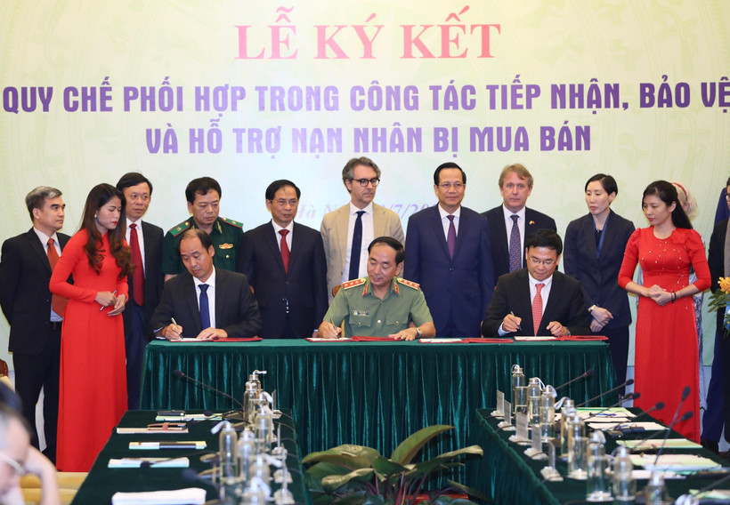 Lễ ký kết quy chế phối hợp trong công tác tiếp nhận, bảo vệ và hỗ trợ nạn nhân bị mua bán. (Ảnh: Hoàng Hiếu/TTXVN)