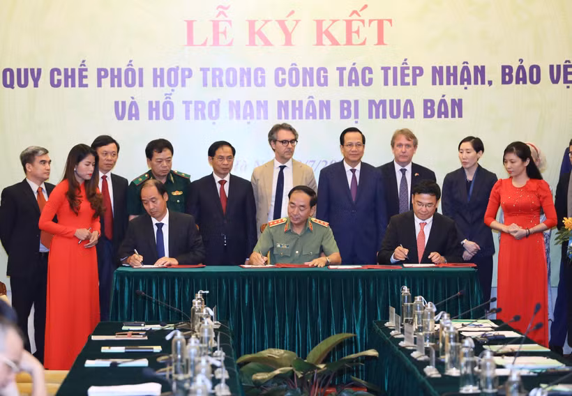 Lễ ký kết quy chế phối hợp trong công tác tiếp nhận, bảo vệ và hỗ trợ nạn nhân bị mua bán. (Ảnh: Hoàng Hiếu/TTXVN)