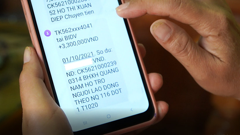 Những người lao động đầu tiên được chi trả tiền hỗ trợ từ nguồn kết dư Quỹ bảo hiểm thất nghiệp. (Nguồn ảnh: Thanh Dũng/Bảo hiểm xã hội tỉnh Quảng Nam)