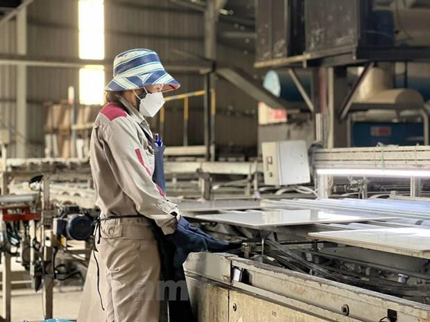 Doanh nghiệp cần phân công lao động, bố trí thời gian làm việc, nghỉ ngơi hợp lý để giảm căng thẳng tại nơi làm việc. (Ảnh minh họa: PV/Vietnam+)