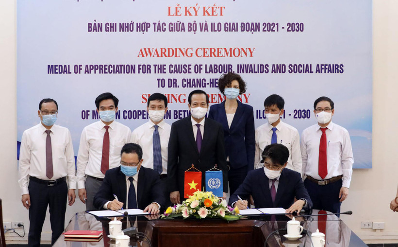 Ký kết bản ghi nhớ về hợp tác thúc đẩy các tiêu chuẩn lao động quốc tế tại Việt giai đoạn 2021-2030. (Ảnh: PV/Vietnam+)
