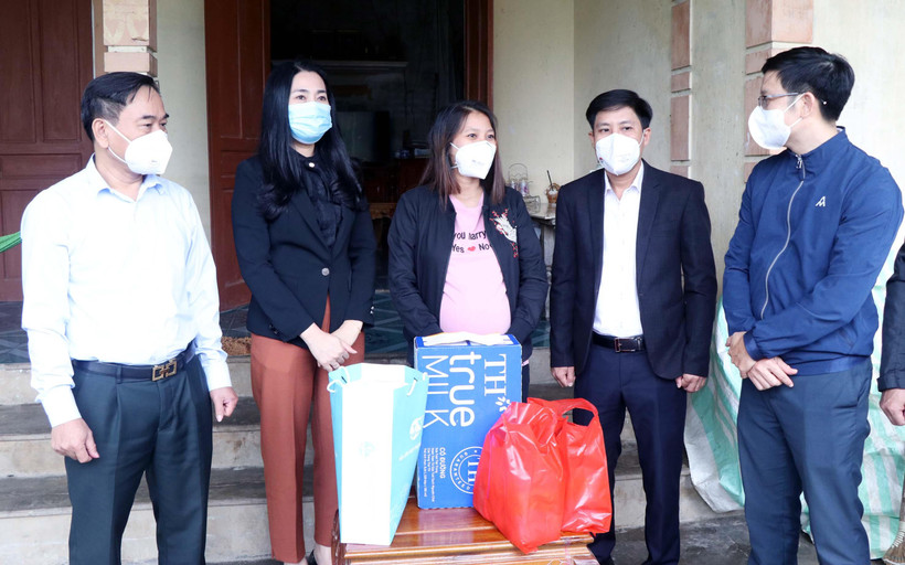 Tập đoàn TH đã hỗ trợ hàng ngàn ly sữa cho để khích lệ, động viên kịp thời đối với những phụ nữ mang thai tại Hà Tĩnh về quê tránh dịch. (Ảnh: PV/Vietnam+)
