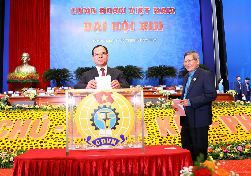 Các đại biểu bỏ phiếu bầu Ban Chấp hành Tổng Liên đoàn Lao động Việt Nam khóa XIII nhiệm kỳ 2023-2028. (Ảnh: TTXVN)