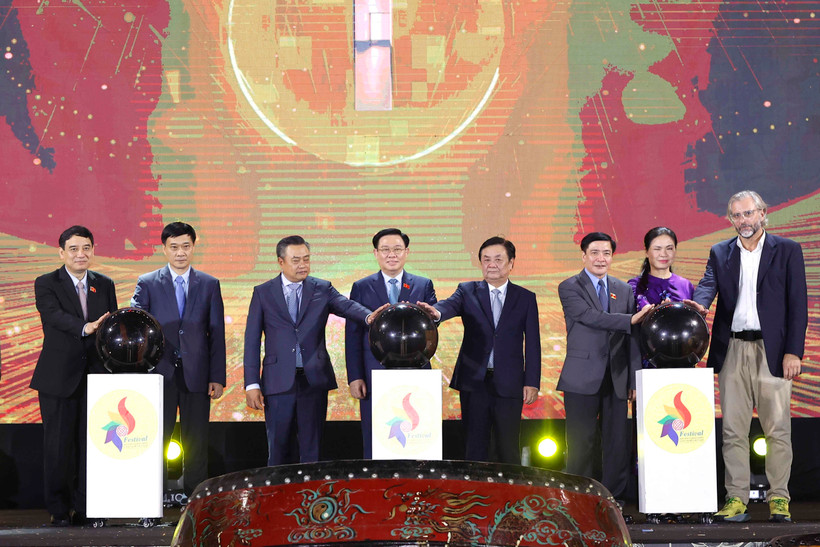 Các đại biểu thực hiện nghi thức khai mạc Festival Bảo tồn và Phát triển làng nghề Việt Nam năm 2023. (Ảnh: Doãn Tấn/TTXVN)