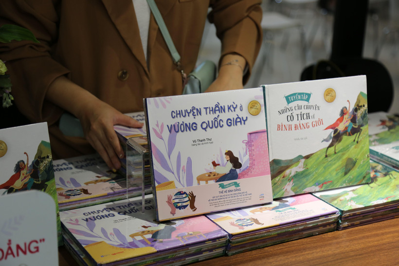 Bộ sách “Thế hệ bình đẳng-Những câu chuyện cổ tích thời hiện đại”. (Ảnh: PV/Vietnam+)