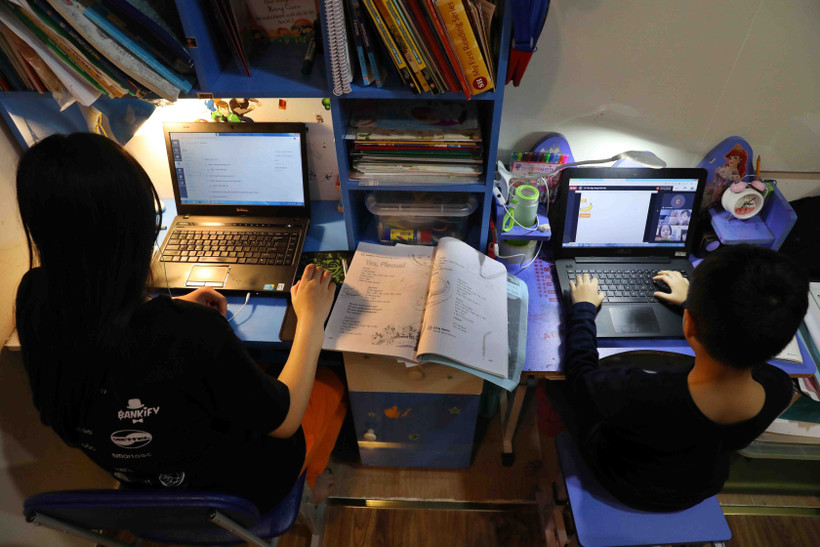 Học sinh học trực tuyến đang đối diện với những nguy cơ bị quấy rối trên mạng Internet. (Ảnh minh hoạ: TTXVN)