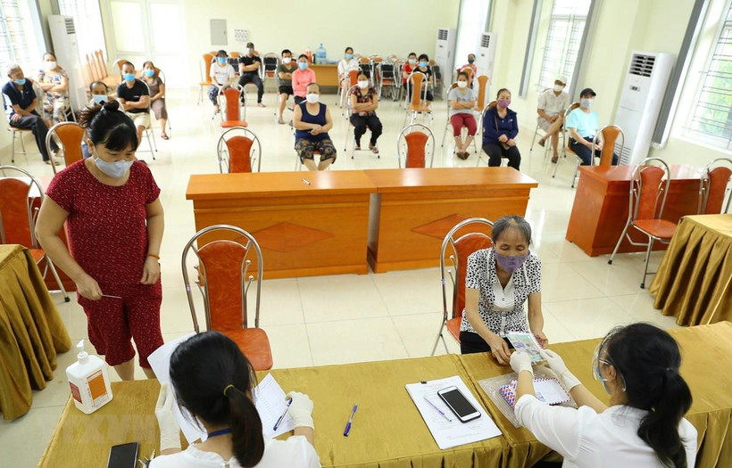 Hà Nội thực hiện chi trả hỗ trợ tiền mặt cho người lao động theo Nghị quyết 68/NQ-CP. (Ảnh: Hoàng Hiếu/TTXVN)