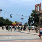 Khách du lịch tham quan, trải nghiệm cáp treo Hòn Thơm, thành phố Phú Quốc. (Ảnh: Lê Huy Hải/TTXVN)