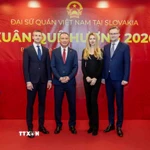 Đại sứ Phạm Trường Giang chụp ảnh lưu niệm cùng hai lãnh sự danh dự tại sự kiện. (Ảnh: TTXVN phát)