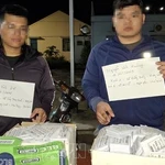 Hai đối tượng có hành vi phát tờ rơi cho vay trả góp bị lực lượng Công an xã Vĩnh Hòa bắt quả tang. (Ảnh: TTXVN phát)