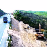 Phương tiện thi công nền đường để mở rộng cao tốc Cam Lộ-La Sơn, đoạn qua thành phố Huế. (Ảnh: Nguyên Lý/TTXVN) 