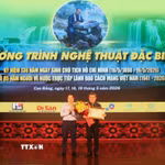 Chủ tịch UBND tỉnh Cao Bằng Lê Hải Hòa tặng Bằng khen cho Nhà hát kịch Việt Nam. (Ảnh: Chu Hiệu/TTXVN)