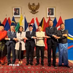 Ngoại trưởng Canada Anita Anand (thứ tư bên trái) chụp ảnh lưu niệm cùng Đại sứ các nước ASEAN trong Ủy ban ASEAN tại Ottawa. (Ảnh: Hà Linh/TTXVN)