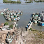 Tàu không đủ điều kiện được xã Phước Hải bố trí neo đậu tại ụ tàu Lứa Bạn cắt cử Ban điều hành ấp trông coi để quản lý chặt chẽ không cho ra khơi xuất bến. (Ảnh: Hoàng Nhị/TTXVN) 