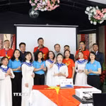 Chủ tịch Câu lạc bộ Trường Sa tại Đức Bùi Thị Thu Minh (thứ tư từ phải sang) tại sự kiện triển lãm ảnh “Biển và đảo Việt Nam trong trái tim chúng ta” (tháng 5/2026). (Ảnh: Thuỳ Linh/TTXVN)