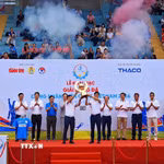 Ban tổ chức giới thiệu Cúp vô địch của giải tại lễ khai mạc. (Ảnh: Nam Sương/TTXVN)