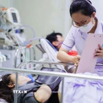 Nạn nhân vụ cháy đang được điều trị tích cực tại Bệnh viện Nhân dân Gia Định. (Ảnh: TTXVN phát)