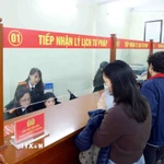 Người dân đến làm thủ tục cấp Phiếu lý lịch tư pháp tại địa điểm cấp lý lịch tư pháp. (Ảnh: Phạm Kiên/TTXVN)