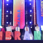 Đại biểu thực hiện nghi thức phát động Tuần lễ Du lịch Thành phố Hồ Chí Minh. (Ảnh: Mỹ Phương/TTXVN)