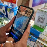 Khách hàng chuyển tiền nhanh từ quét mã QR. (Ảnh: Nguyễn Thành/TTXVN)