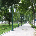 Công viên Thống Nhất đoạn phố Lê Duẩn đã tháo dỡ hơn 650m rào và cải tạo vỉa hè, tạo không gian mở cho người dân. (Ảnh: Lê Đông/TTXVN)