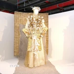 Bộ áo giáp truyền thống làm từ vật liệu tái chế. (Ảnh: TTXVN)