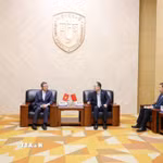 Đại sứ Việt Nam tại Trung Quốc Phạm Thanh Bình (trái) hội kiến với Hiệu trưởng Đại học Ngoại ngữ Bắc Kinh Giả Văn Kiện. (Ảnh: Công Tuyên/TTXVN) 