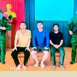 3 đối tượng nước ngoài bị bắt giữ tại Đồn Biên phòng Lò Gò - Bộ đội Biên phòng tỉnh Tây Ninh. (Ảnh: TTXVN phát)