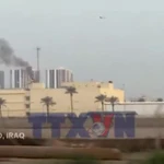 Cột khói bốc lên từ khuôn viên Đại sứ quán Mỹ ở Iraq do trúng tên lửa