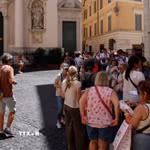 Người dân tránh nắng nóng dưới bóng râm tại Rome, Italy tháng 7/2026. (Ảnh: THX/TTXVN phát) 