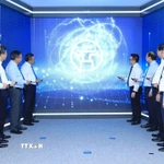 Các đại biểu bấm nút khai trương Trung tân Báo chí Thủ đô. (Ảnh: Quốc Lũy/TTXVN)
