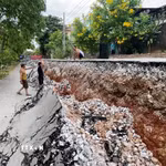 Vào khoảng 11 giờ ngày 27/7, xuất hiện lún sụt với chiều dài trên 60m, chiều rộng bình quân trên 3,5m, chiều sâu từ 0,5-1m tại công trình kè và đường An - Sơn, xã Lệ Thuỷ. (Ảnh: Thanh Thuỷ/TTXVN)