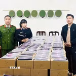 Đối tượng Chu Hữu Kiên Sơn (sinh năm 1992, trú tại phường Đức Xuân, tỉnh Thái Nguyên) cùng tang vật bị thu giữ. (Ảnh: TTXVN phát)