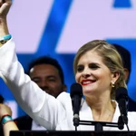 Ứng cử viên tổng thống Laura Fernandez của đảng Nhân dân Chủ quyền phát biểu. (Ảnh: Reuters)