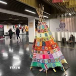 Biểu tượng "Dệt mùa Đông" tại lễ hội Plaisir d'Hiver 2025. (Ảnh: Hương Giang/TTXVN)