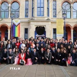 Các đại biểu tham dự AGM 2026 của VIS chụp ảnh lưu niệm với Đại sứ Đỗ Minh Hùng và khách mời. (Ảnh: Phong Hà/TTXVN)