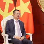 Đại sứ Việt Nam tại Trung Quốc Phạm Thanh Bình trả lời phỏng vấn phóng viên TTXVN tại Trung Quốc. (Ảnh: Quang Hưng/TTXVN)